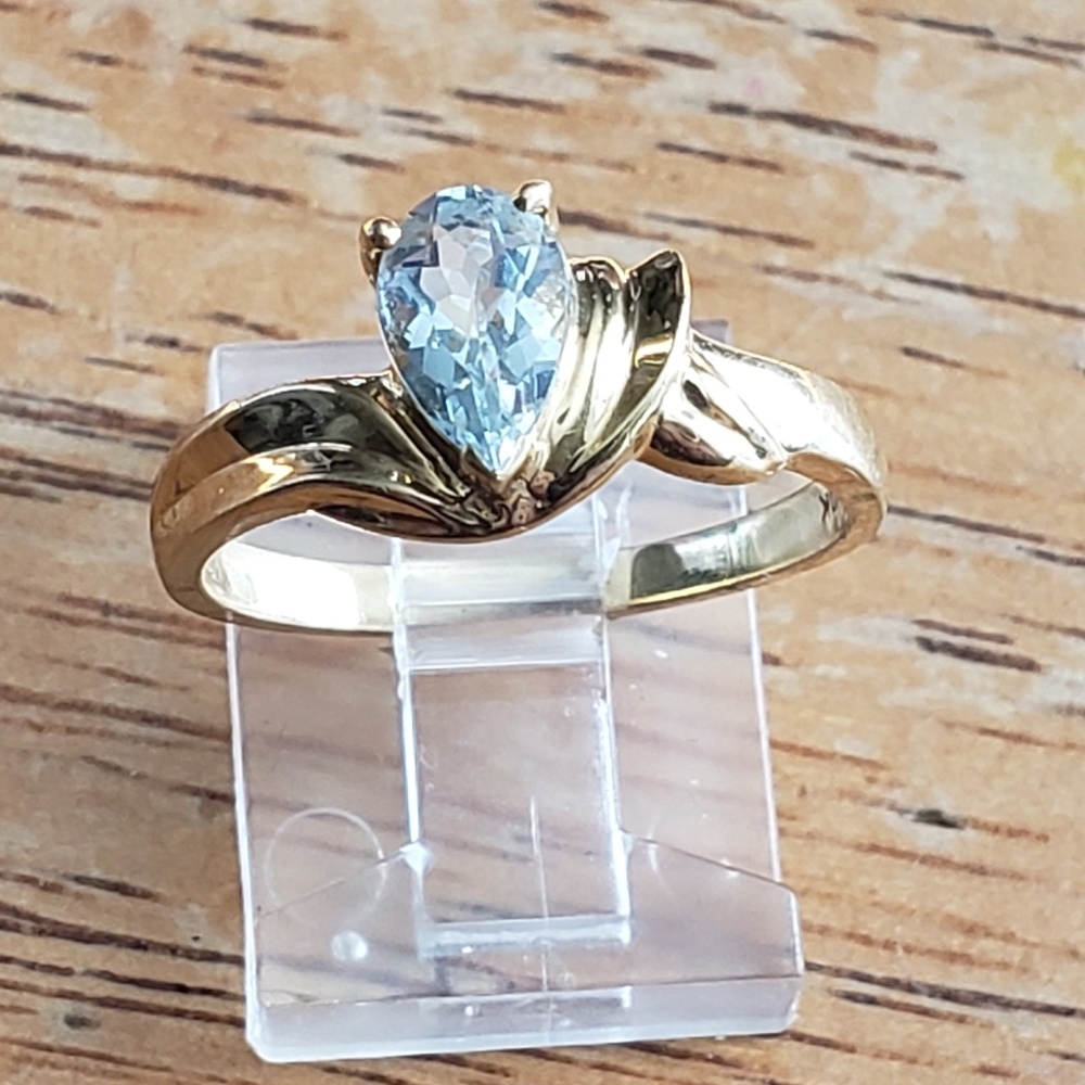 Gorgeous 10k aquamarine ring